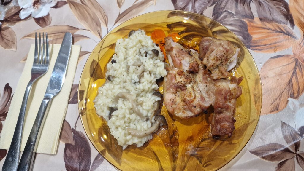 Ориз с гъби Шимеджи и пилешки пържолки